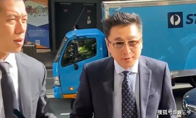性侵不成立？高云翔王晶重审微笑小跑到法院，