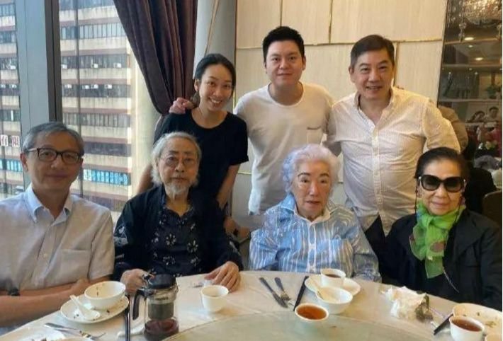 她曾一句话骂走王祖贤，93岁叼烟庆生，今坐私人