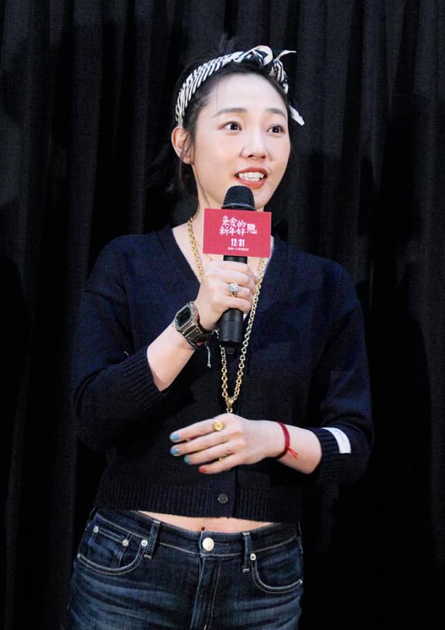 白百何腰粗还穿露脐装,再时髦也挡不住圆脸,肉感太强真显老