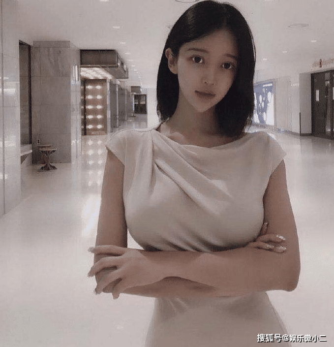 她是最美童颜女神,一袭炼乳裙吸睛无数,网友:这也太辣