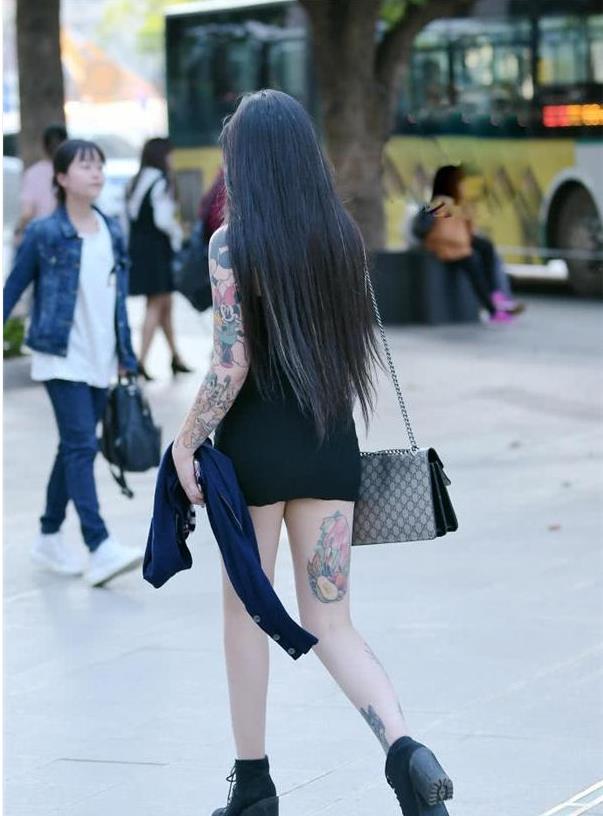 街拍:简洁的穿搭,让小姐姐的身材更加的凸显,凹凸有致