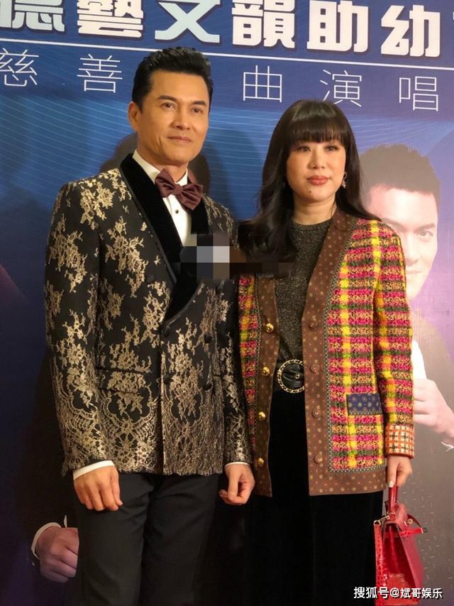 原创63岁吕良伟和富豪老婆亮相,小15岁妻子贵妇装扮抢镜,靓过女星