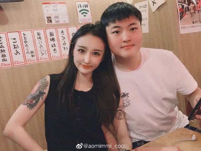 对此豚豚也是在自己的直播间里回复,她表示大家不要闹了,uzi是有女