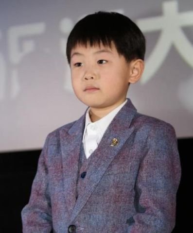 3岁走红养全家，如今9岁仅年入百万，竟爱上拍戏