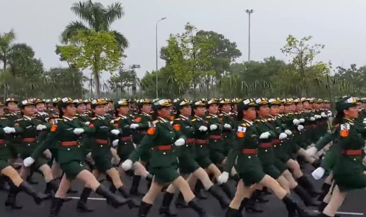 原创越南阅兵东施效颦, 学欧美人高踢正步, 却忘了自己是个什么身材