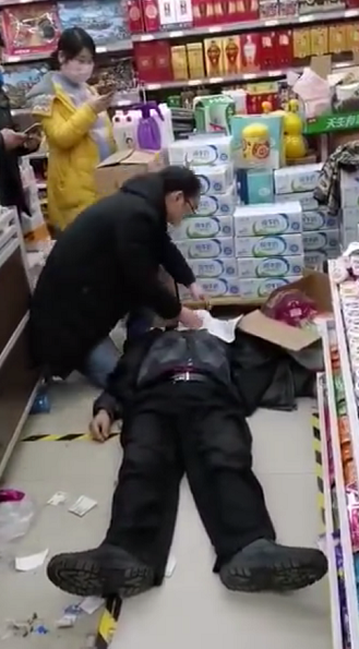 郑州8旬老人超市晕倒，男子摘口罩人工呼吸施救
