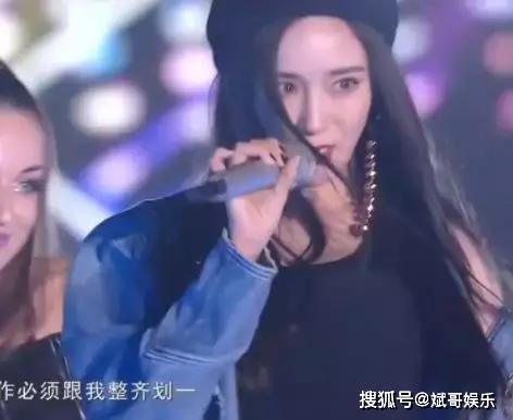 当33岁杨幂撞上27岁迪丽热巴，晚会造型被吐槽，