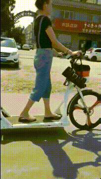 搞笑GIF：大姐，你这自行车好啊，边跑边锻炼身体_段子