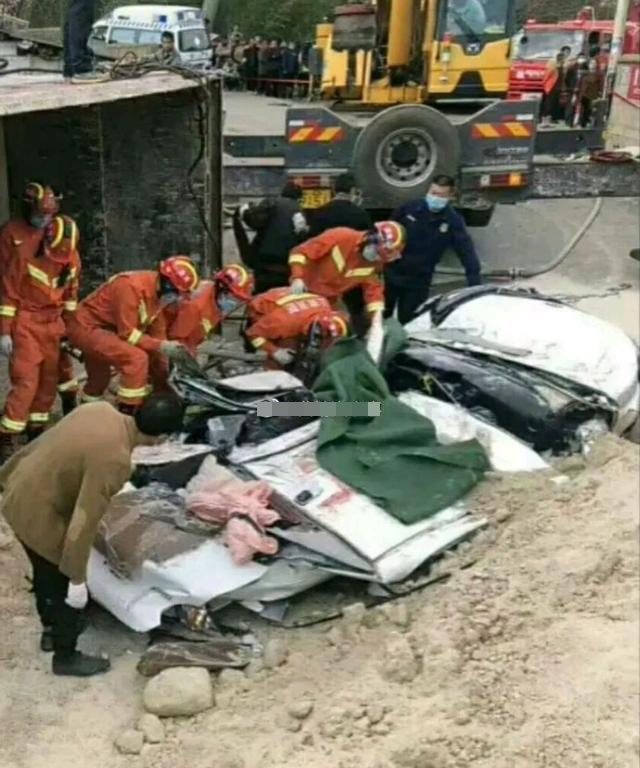警钟:云南富源发生惨烈车祸,一重型货车与轿车相撞致4