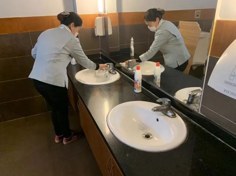 苏州金庭艳阳度假酒店 员工利用稀释消毒液进行清洁