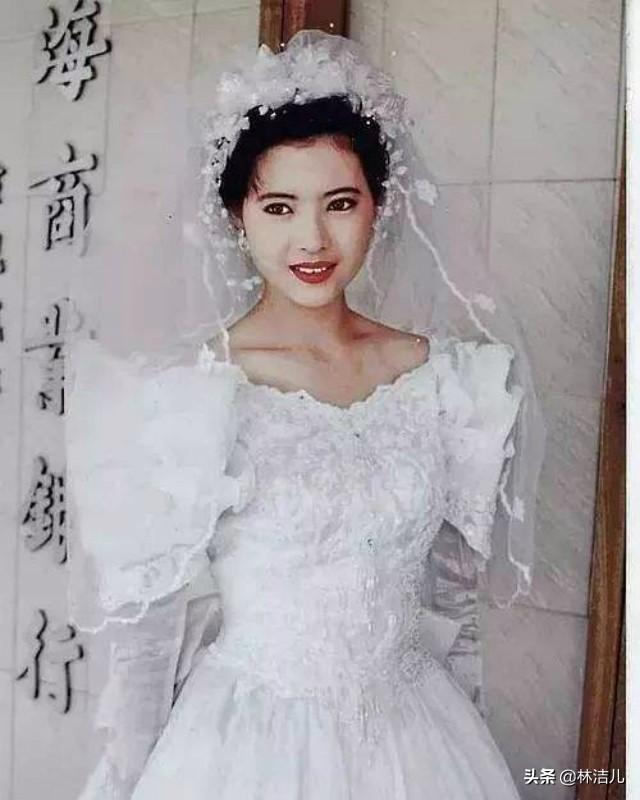 这张是1991年香港小姐冠军郭蔼明的婚纱造型,俏皮的浅笑,配上一张精致