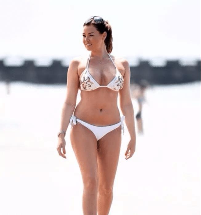 欧美女星jessica现身海滩度假,白色泳装展示迷人的女人味!