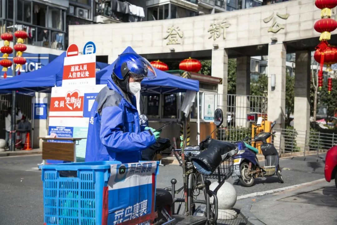 菜鸟裹裹快递员复工:他一天骑行60公里帮市民寄快递