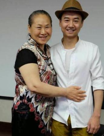苇青62岁进娱乐圈被称中国最贵女演员今71岁比儿子还红