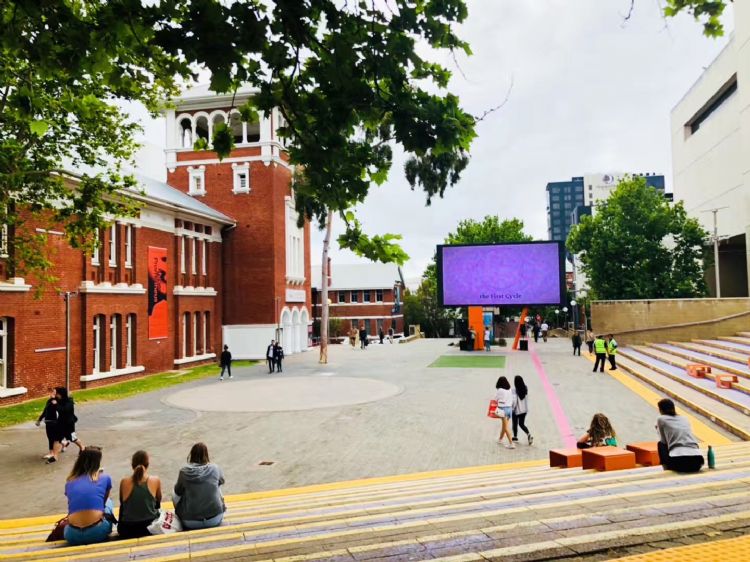 世界商科本科大排名_年薪超35万!这个出现不到5年的商科专业,横扫世界各