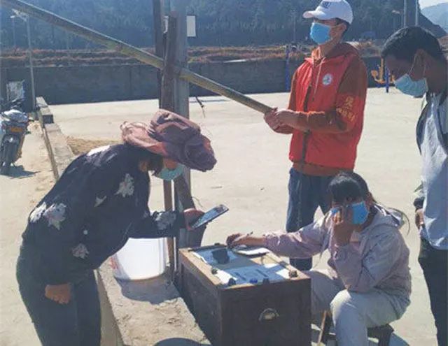 村里有需要,我每天都要来"在保家社区监测点大学生志愿者杨顺尧说