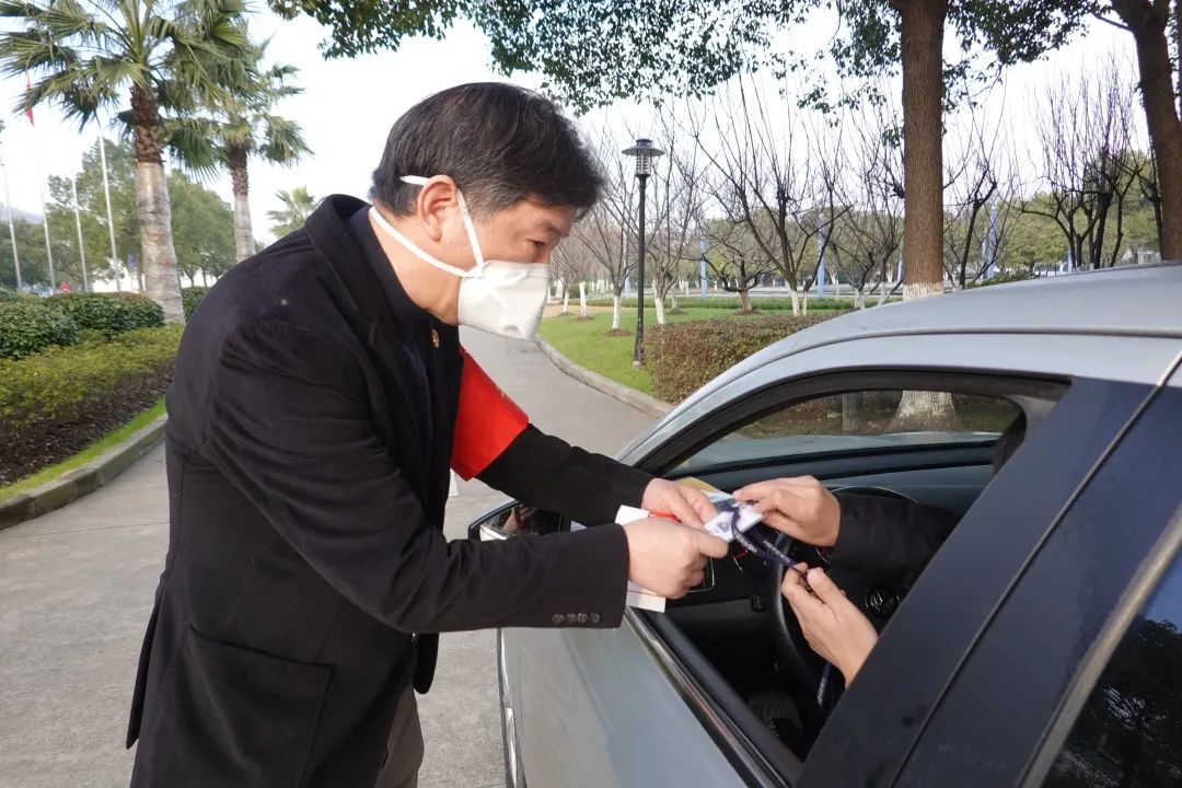 常日班员工返岗第一天,戴着红色袖章的华虹集团党委书记,董事长张素心