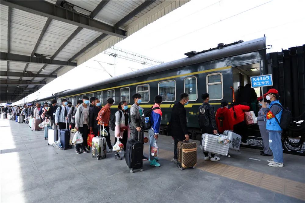 2月26日,务工人员在草海站排队上车