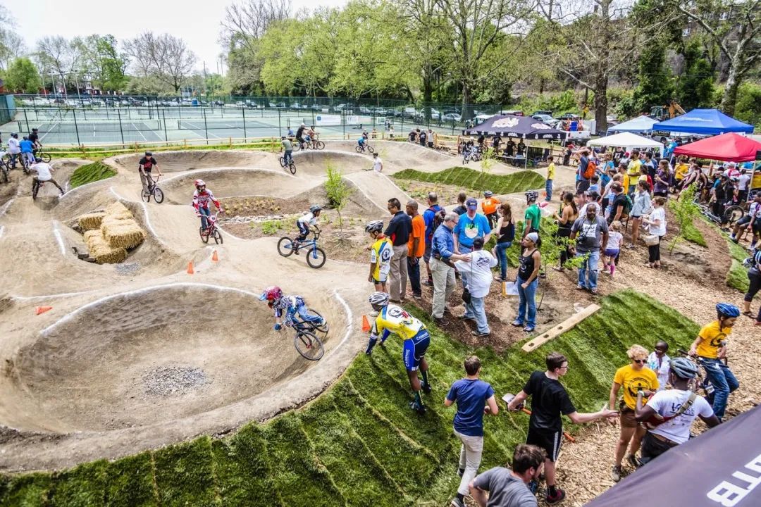 潮玩pumptrack运动场让自行车在泵道上浪起来