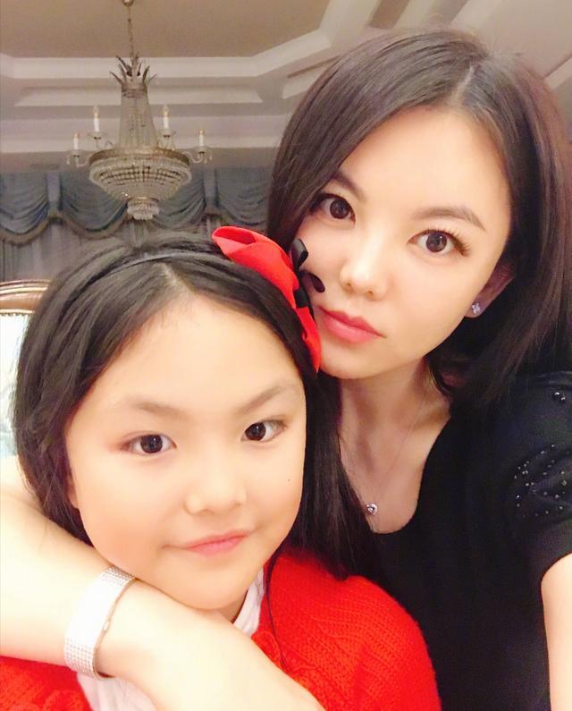王诗龄仅10岁就是美人胚子中分女神气质十足肉肉腿却意外抢镜