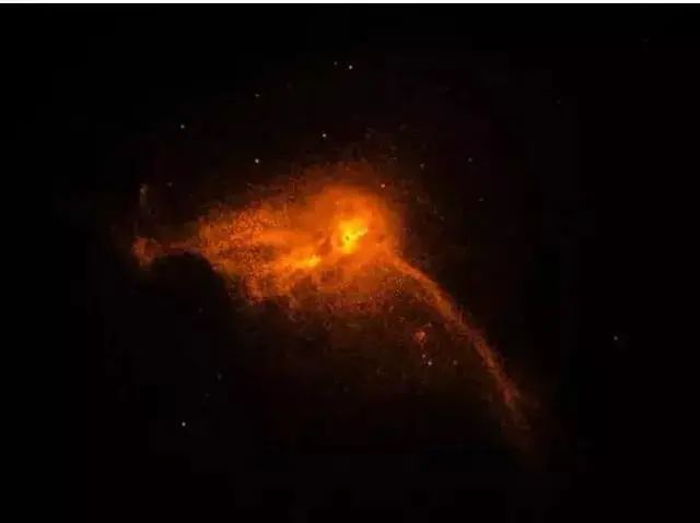 黑洞的照片,它位于大规模的messier 87星系中心(中心的那个小阴影)