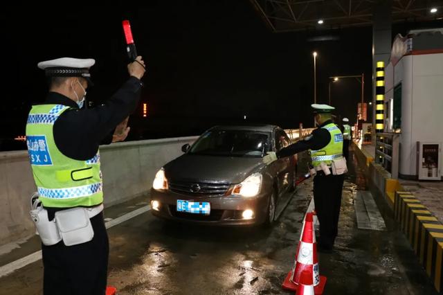 交警每天在五区不定点设卡查车,  严罚严处酒驾醉驾行为.