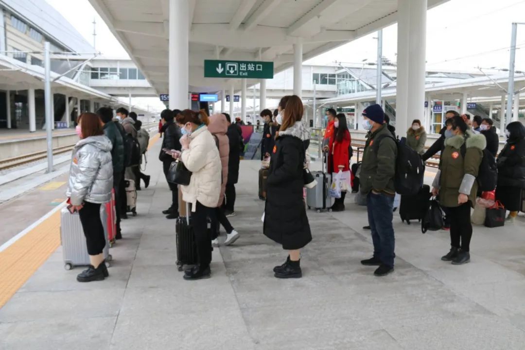 2月27日,242名旅客乘坐g4854/1次定制务工专列,从商丘站赶往嘉兴南站
