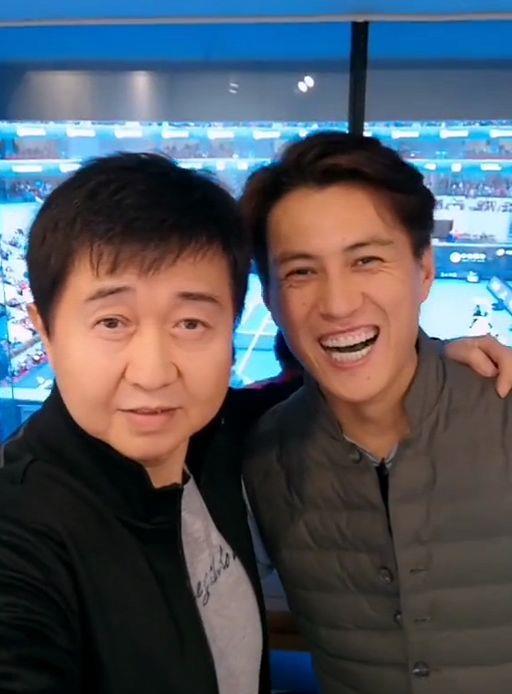 付笛声与靳东合拍小视频,两人勾肩搭背太亲密,靳东笑得合不拢嘴
