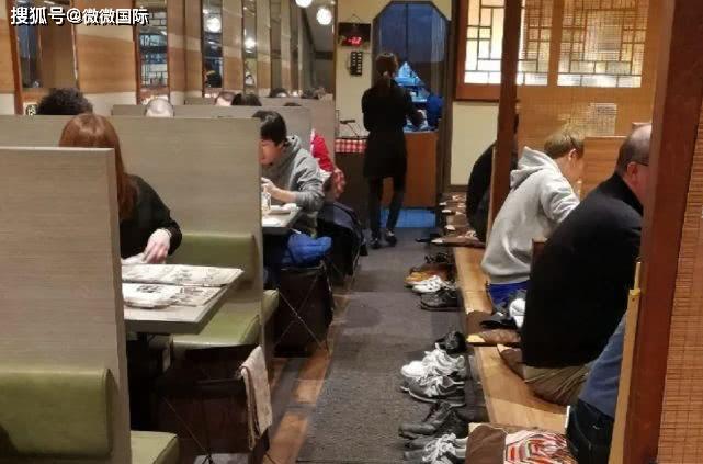 上面的就是日本餐厅的场景,就算是在餐厅吃饭,他们都是要脱掉鞋子的