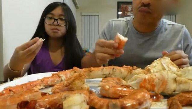 越南父女吃帝王蟹腿和老虎蝦，網友：有本事，你們吃青菜給我看 寵物 第2張