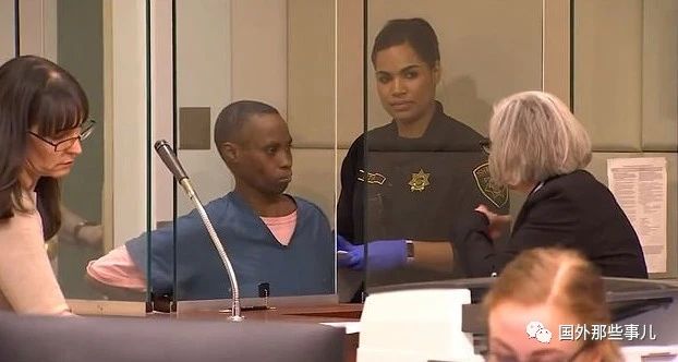 黑人女子当街无故殴打陌生人被捕：我讨厌白人