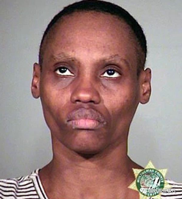 黑人女子当街无故殴打陌生人被捕：我讨厌白人