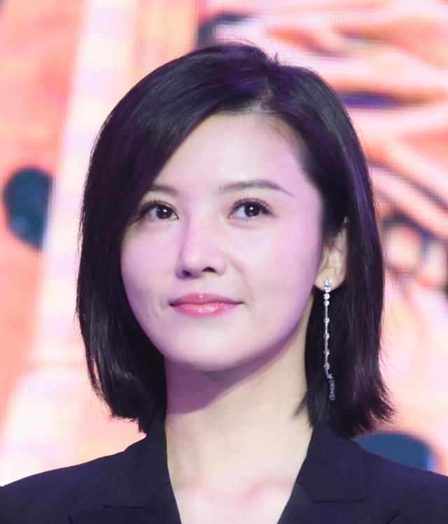 杨子姗黑色连体裤时尚干练 演绎霸道女总裁