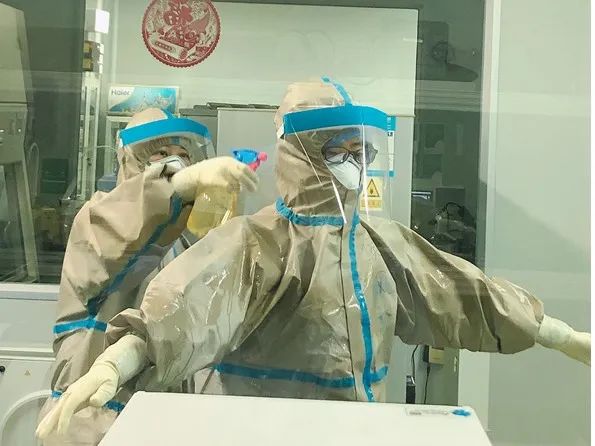 收拾打包所有垃圾,消毒所有仪器台面,最后伙伴帮忙喷洒酒精全身消毒.