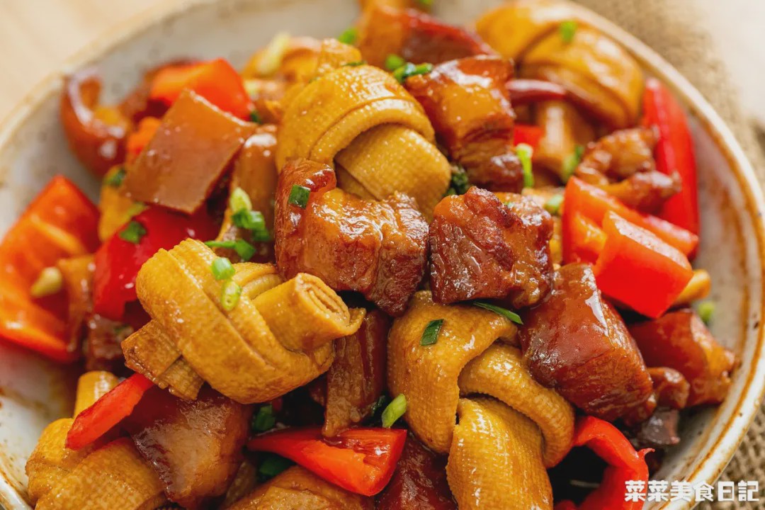千张结烧肉,其实就是在红烧肉里头加一些千张结,是江南常见的家常菜.
