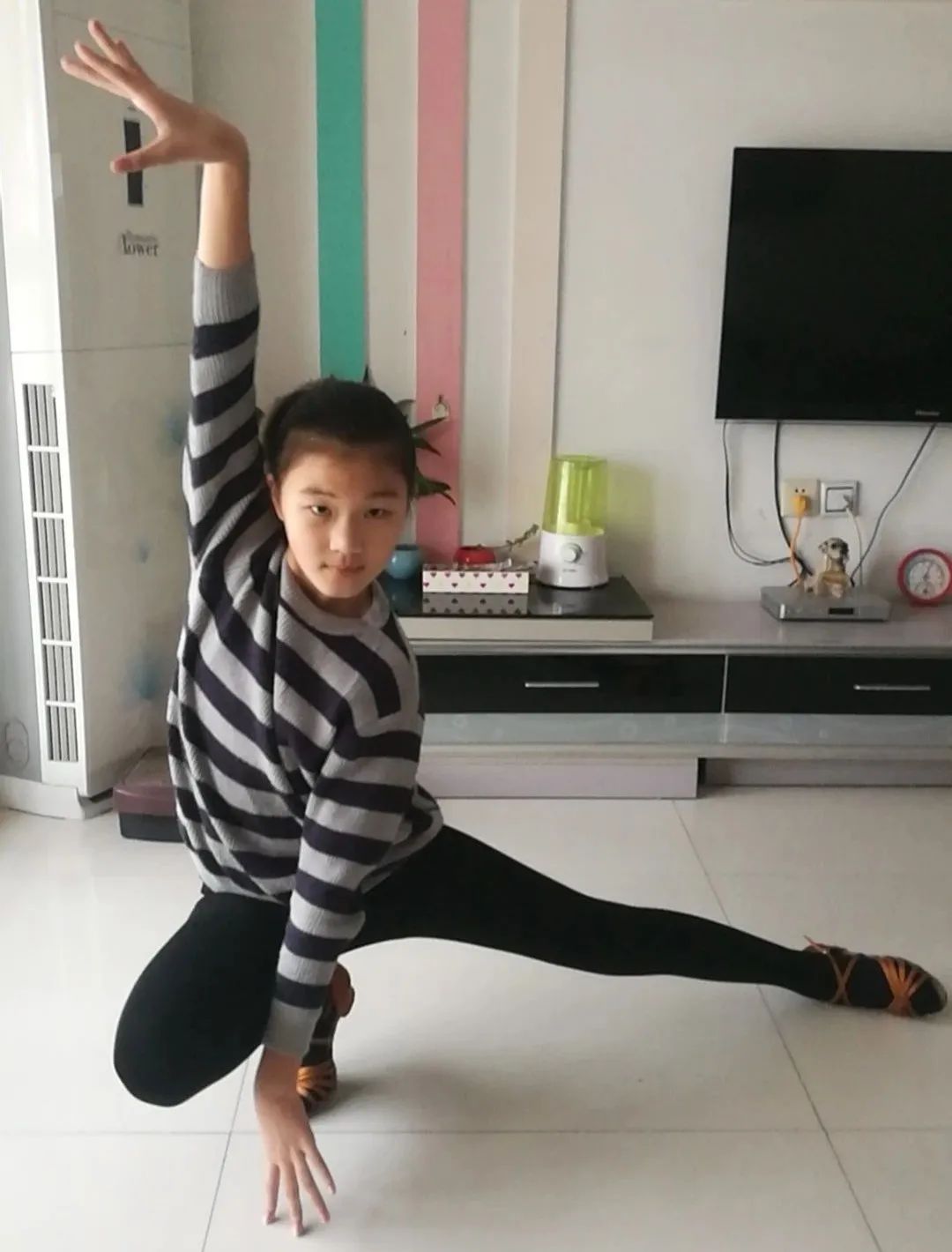 站似一棵松,卧似一张弓,不动不摇静如钟,中华好神功!