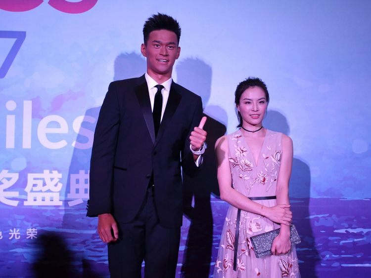 孙杨变包公，黑面走红毯帅气不减，青涩退去成