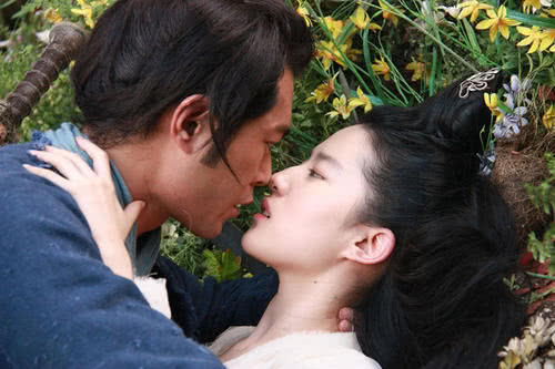 当年刘亦菲和古天乐合作《新倩女幽魂》时,就拍过吻戏,当时大家的评价