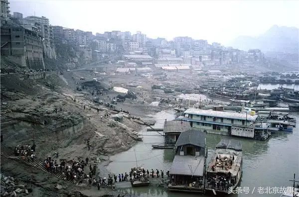 老照片!80年代的中国:重庆,河边,从船上下来的人们.