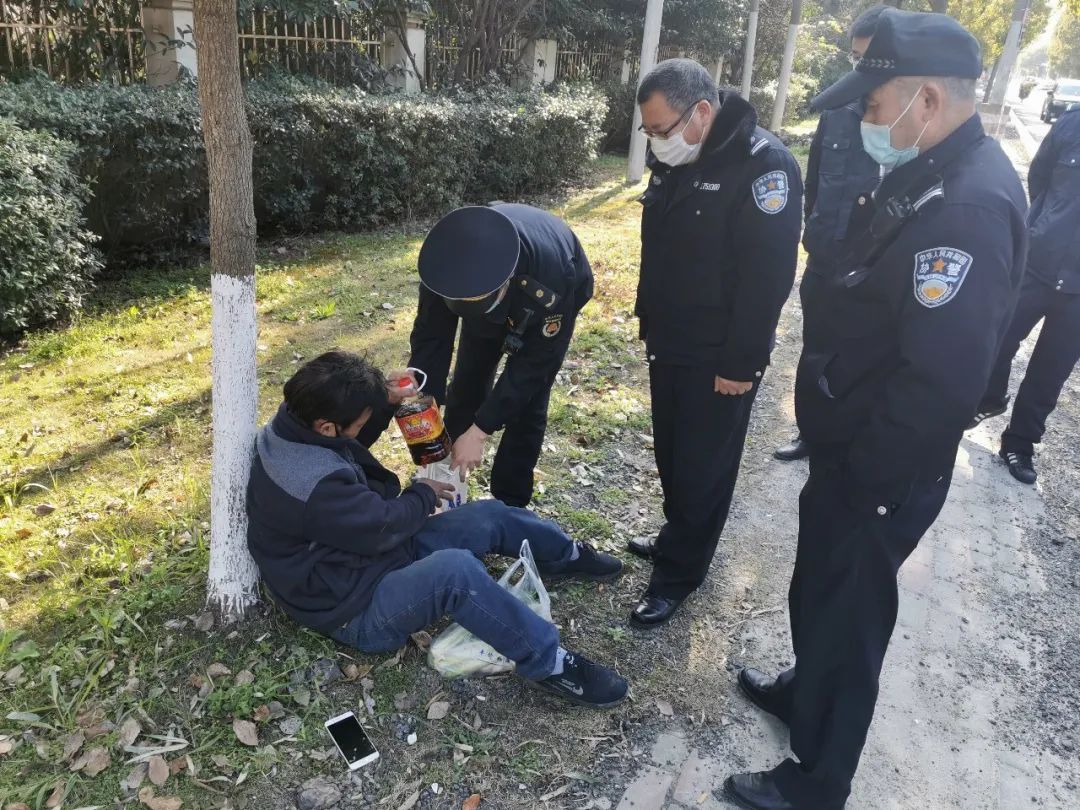 醉酒男子倒路边,新桥城管伸援手