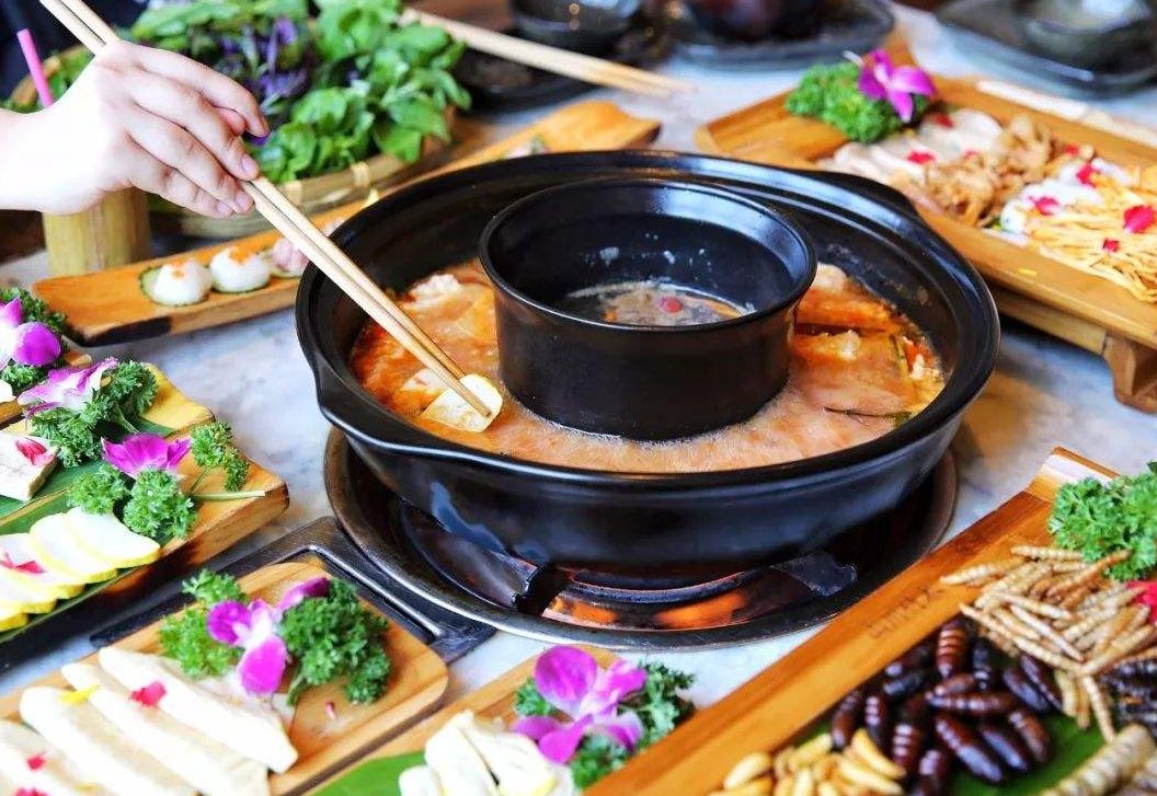 湖南腊味火锅湖南腊味火锅以腊鱼,腊鸡,腊兔为主料,以大森叶,姜片