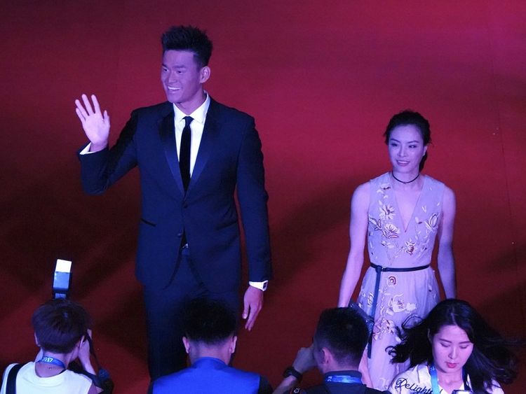 孙杨变包公，黑面走红毯帅气不减，青涩退去成