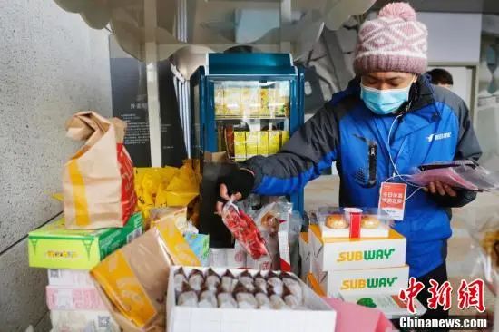 暖心！上海办公楼下的“特殊柜台” 外卖小哥免费领取食品