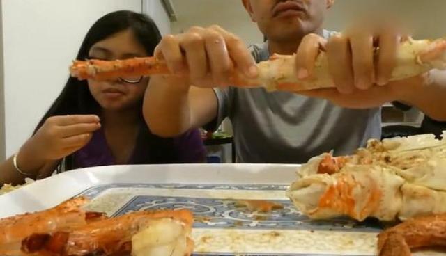 越南父女吃帝王蟹腿和老虎蝦，網友：有本事，你們吃青菜給我看 寵物 第4張