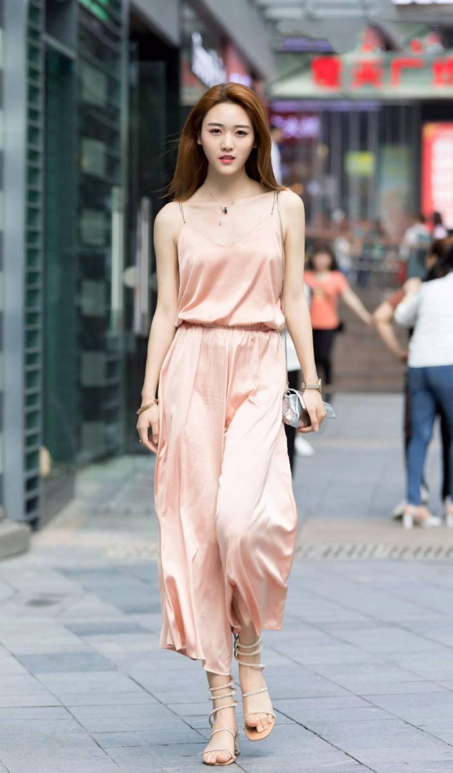 街拍:美女的穿搭非常性感,散发着迷人的轻熟风情!_气质