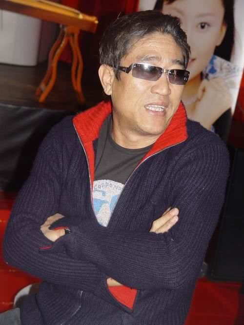 成龙两个替身，第一个50岁去世，第二个满身伤痕