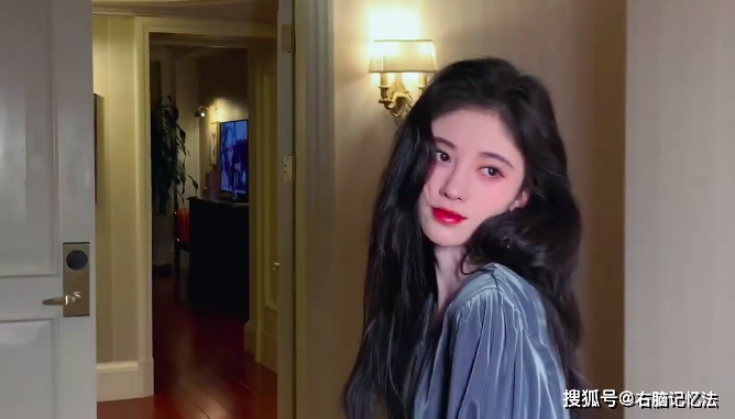 好绝一美女!鞠婧祎穿蓝色复古丝绒裙上演眼神杀