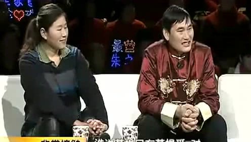 主持人让大衣哥夸夸大衣嫂大衣哥不像是夸人反而像骂人