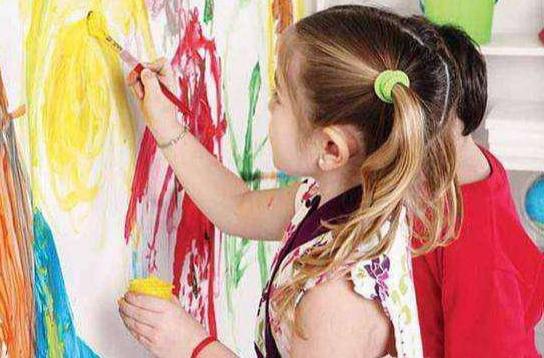 孩子在家乱涂乱画,先别着急制止,可能是孩子智力发展的开始