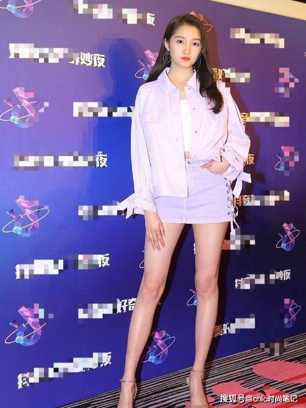 关晓彤的大长腿真的太适合短裙了,紫色的短裙套装,穿上去就两个效果